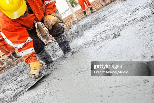 bauarbeiter und beton - baustelle beton stock-fotos und bilder