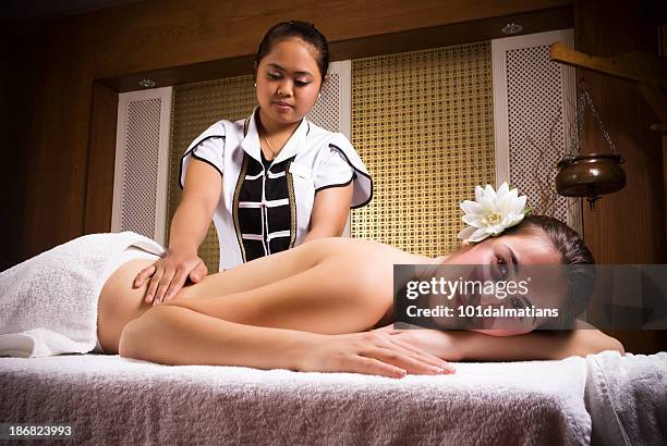 relajación con un masaje tailandés - thai ethnicity fotografías e imágenes de stock