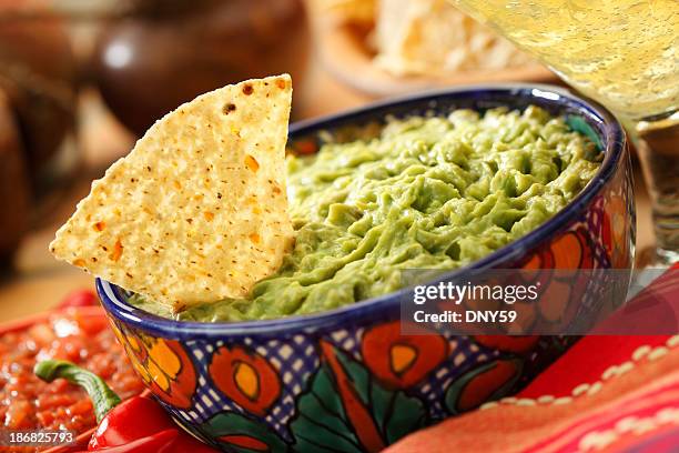 guacamole - tortilla chips stockfoto's en -beelden