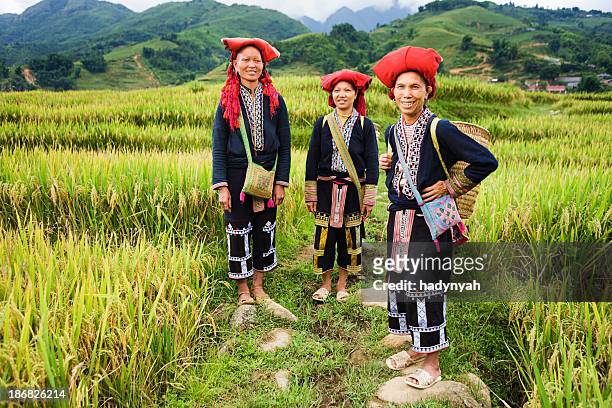 vietnamese minority people - women from red dao hill tribe - vietnam stockfoto's en -beelden