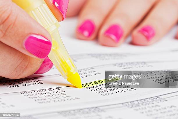 mano di donna dettagli finanziari numero di foglio di calcolo in giallo - marcare foto e immagini stock