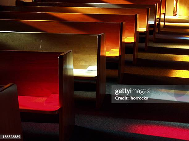 igreja bancos no pôr do sol - banco de igreja imagens e fotografias de stock
