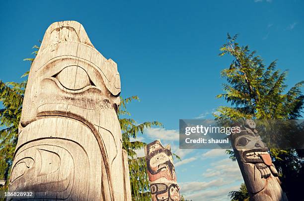 totem pole - revillagigedo island alaska stockfoto's en -beelden