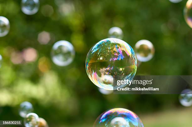 bolhas de sabão flutuar no ar - gravidade zero imagens e fotografias de stock