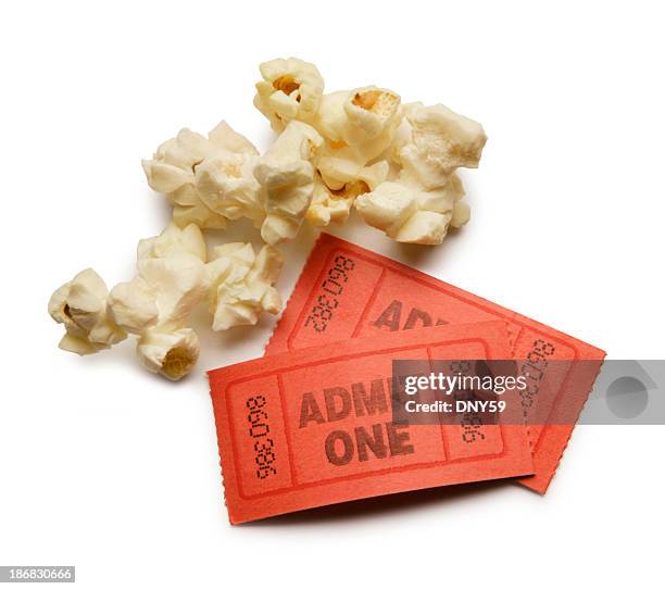 palomitas de maíz kernels y dos boleto stubs - entrada de cine fotografías e imágenes de stock