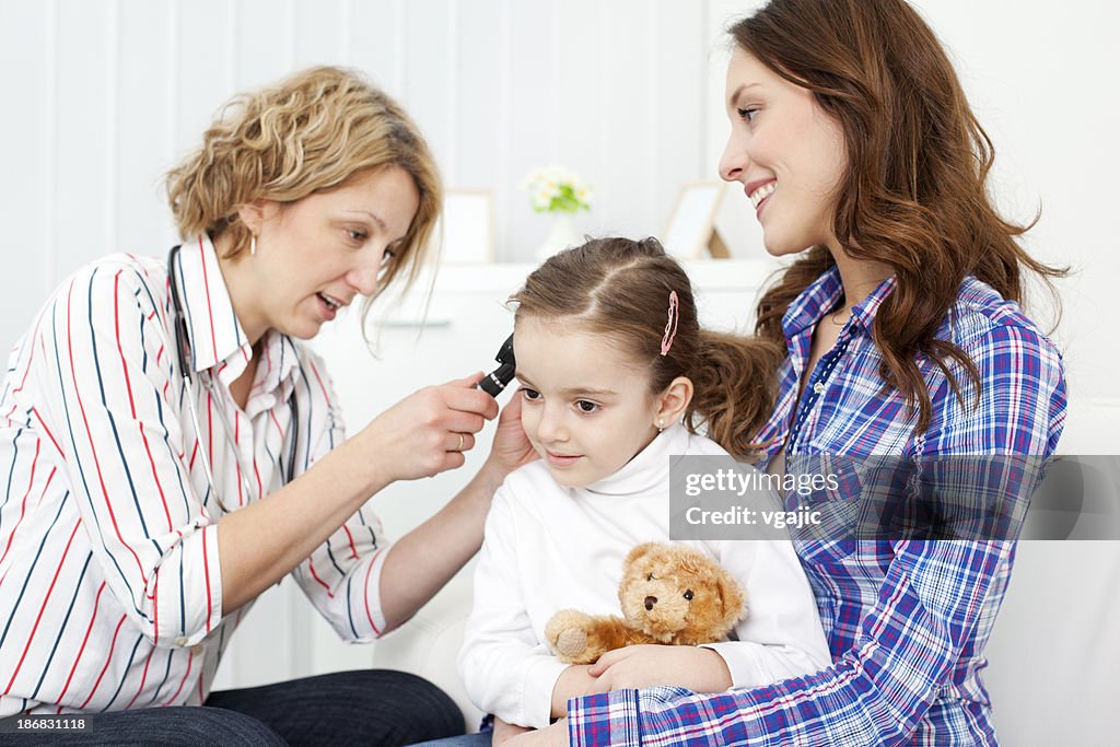 Pediatra questo Esame otorino con Otoscopio di bambina paziente