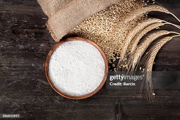 flour and wheat grains - cereal bowl stockfoto's en -beelden