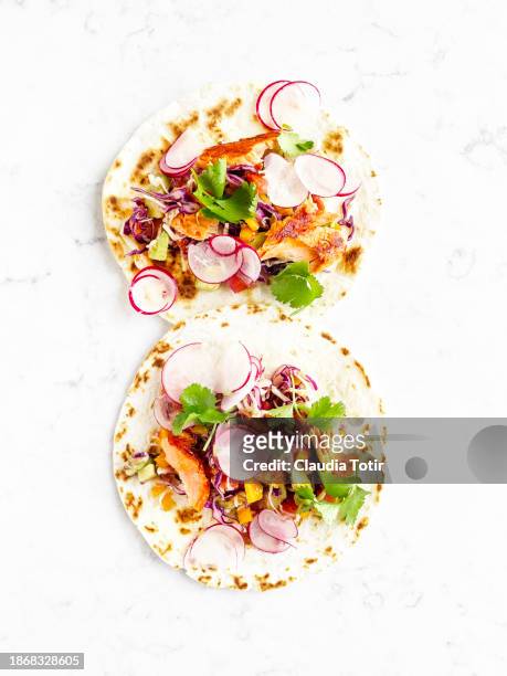 fish (salmon) tacos on white background - coriandre fond blanc photos et images de collection