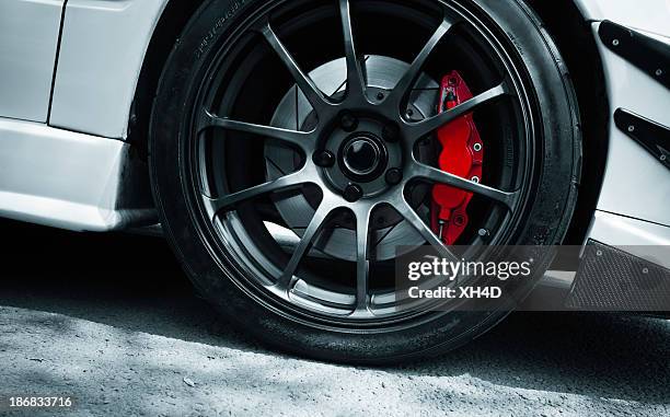 rote bremse - steel wheel rim stock-fotos und bilder