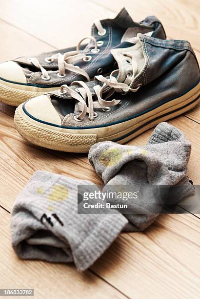 old canvas lace up shoes with dirty socks - unpleasant smell 個照片及圖片檔