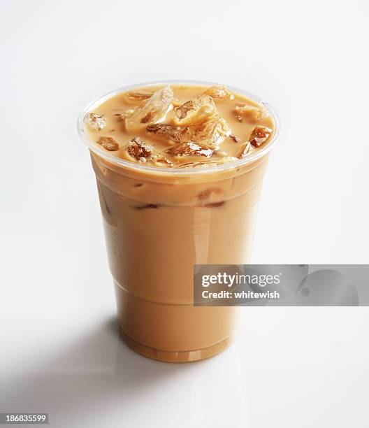 caffè con ghiaccio - bicchiere di carta foto e immagini stock