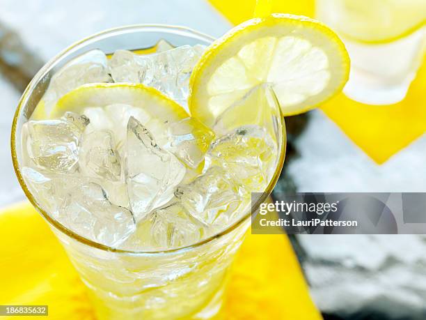 limonada em um pátio ao ar livre - lemon soda - fotografias e filmes do acervo