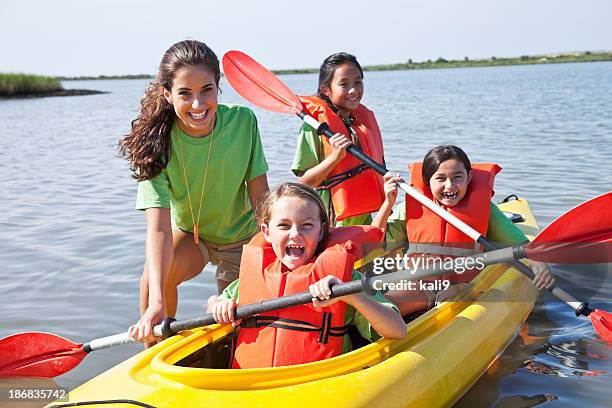 ragazze in un doppio kayak - life jacket photos foto e immagini stock