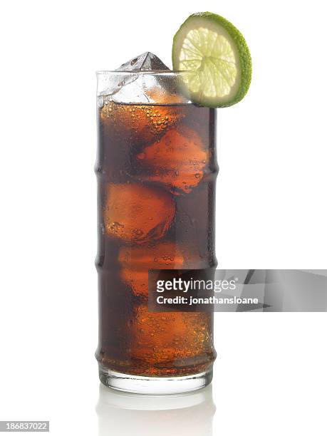rhum et de cola sur un fond blanc - coca cola photos et images de collection