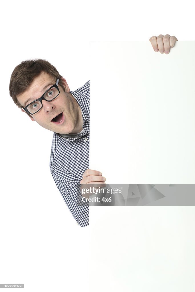 Homme tenant une pancarte de manifestation et surprise