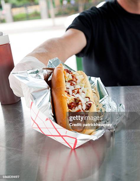 ホットドッグの準備 - hot dog stand ストックフォトと画像