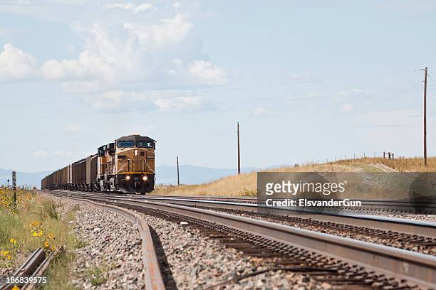 union pacific railroad zug nähern - lokomotive stock-fotos und bilder