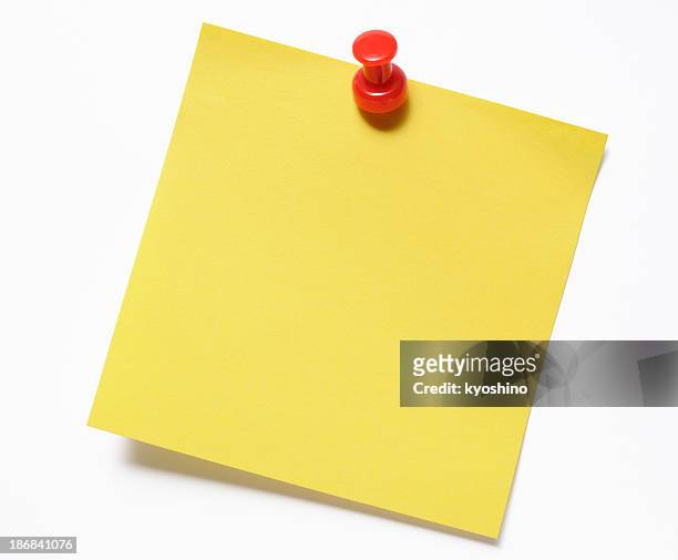 isolated shot of blank yellow sticky note with red thumbtack - punaise stockfoto's en -beelden