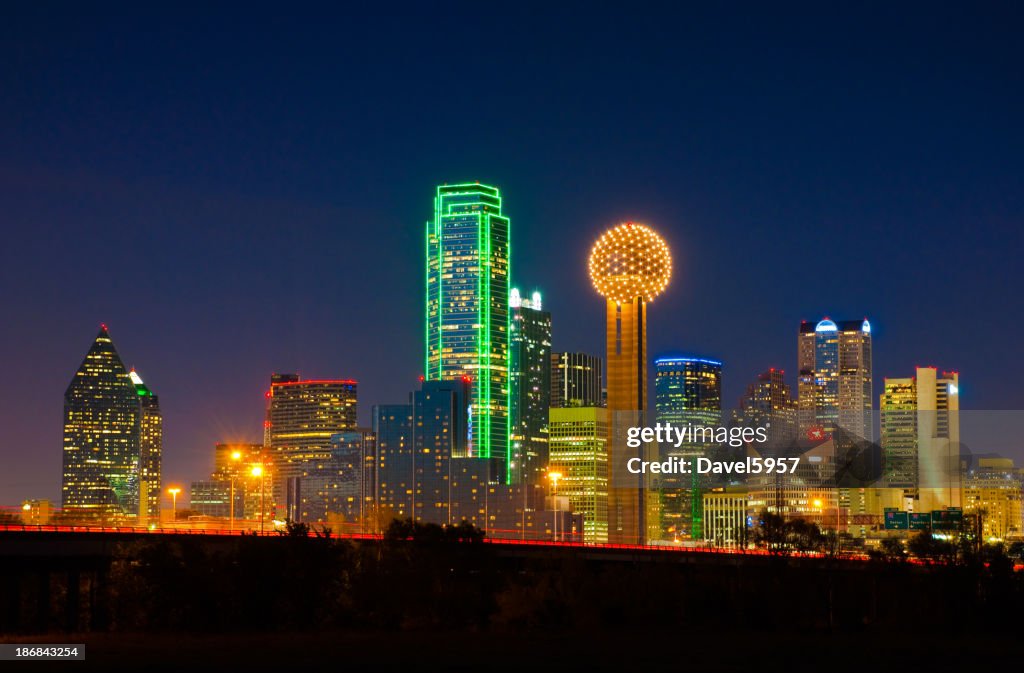 Dallas skyline de Noite