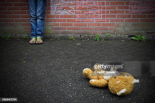 thrown away teddy bear - bear attacking stockfoto's en -beelden