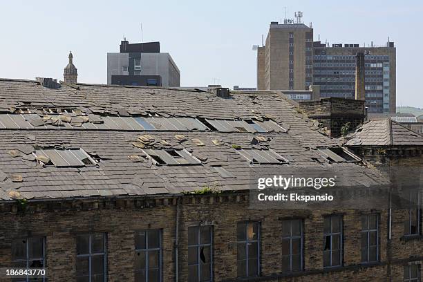 contrasting abandoned old factory with dangerous broken slate roof tiles - 布萊佛德 個照片及圖片檔