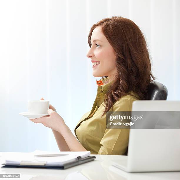 femme d'affaires ayant la pause-café. - bank manager photos et images de collection