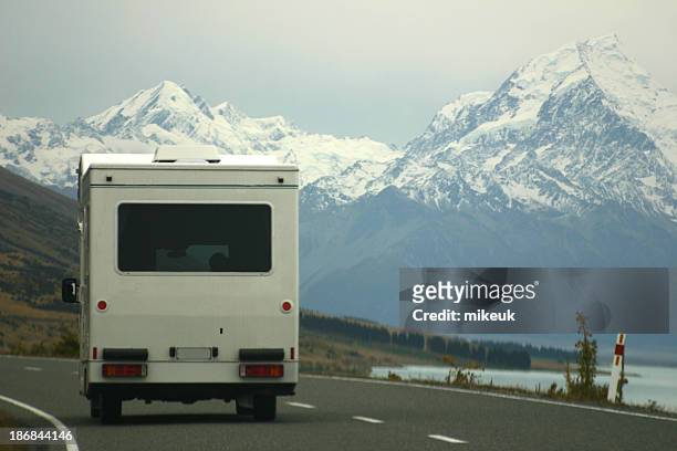 rv trailer sulla strada, nuova zelanda - new zealand foto e immagini stock
