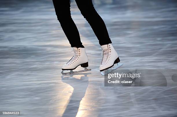 スケートの女の子、低光 - アイススケート ストックフォトと画像