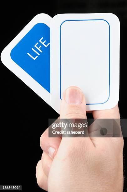 mão segurando o cartão em branco de - cartas na mão imagens e fotografias de stock