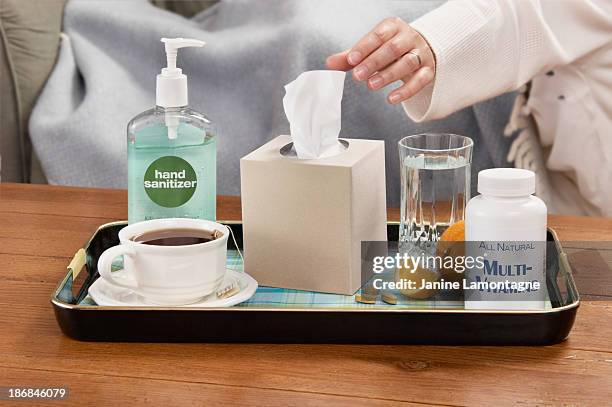 la lutte contre le froid et la grippe saison - mouchoir photos et images de collection