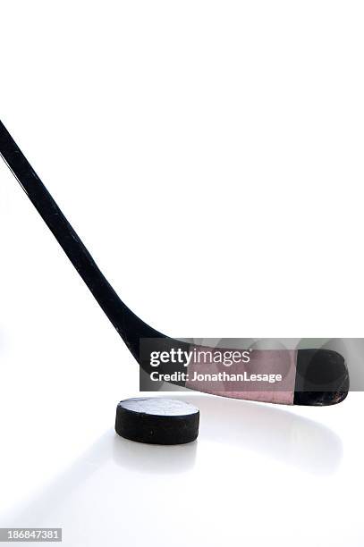 hockey stick puck ice pink girl - hockey stick stockfoto's en -beelden