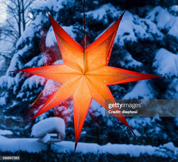 papel de regalo navideño star - adviento fotografías e imágenes de stock