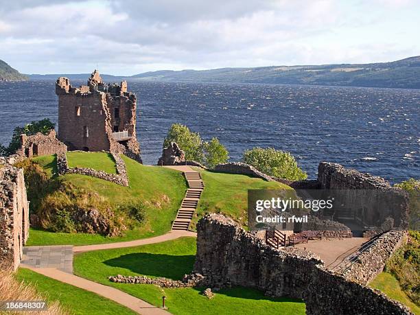 urquhart castle, scotland - loch ness stockfoto's en -beelden