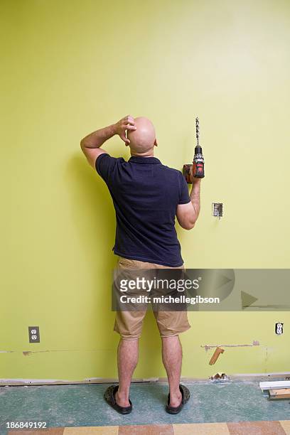 mann mit einem power-übung zu hause reparaturarbeiten - frustrated workman stock-fotos und bilder