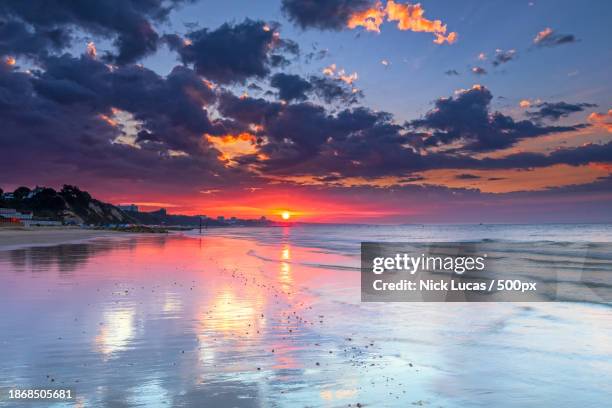 scenic view of sea against sky during sunset - the solent stockfoto's en -beelden