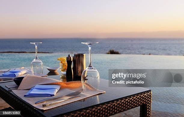 romantic dinner on the beach - romantic dining stock pictures, royalty-free photos & images