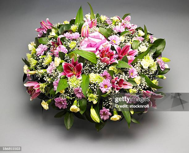 funeral blumenschmuck. studioaufnahme. - funeral stock-fotos und bilder