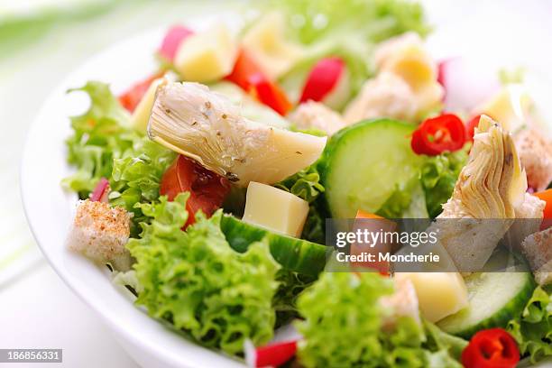 deliciosa salada verde com marinado alcachofras - alcachofra imagens e fotografias de stock