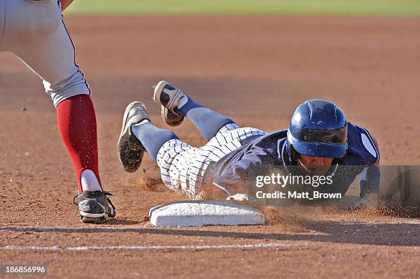 baseball player - naar de grond duiken stockfoto's en -beelden