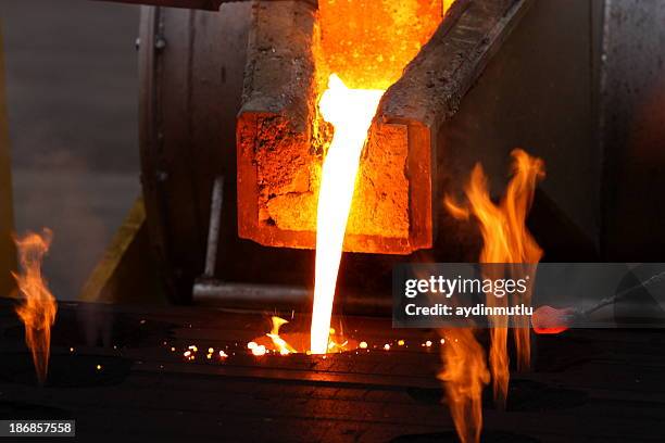 foundry - metal factory stockfoto's en -beelden