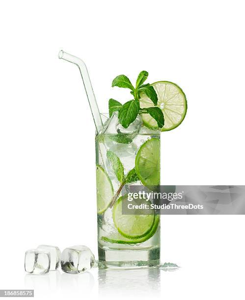 mojito cocktail - lime stockfoto's en -beelden