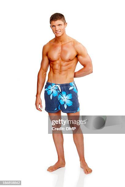 muscoloso giovane uomo in calzoncini da bagno - uomo costume da bagno foto e immagini stock