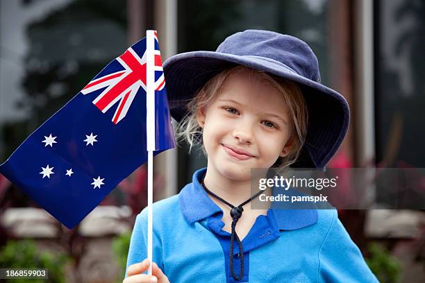 niño con bandera australiana - día de australia fotografías e imágenes de stock