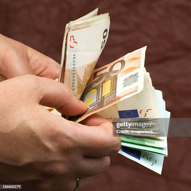 counting money - wijsvinger stockfoto's en -beelden
