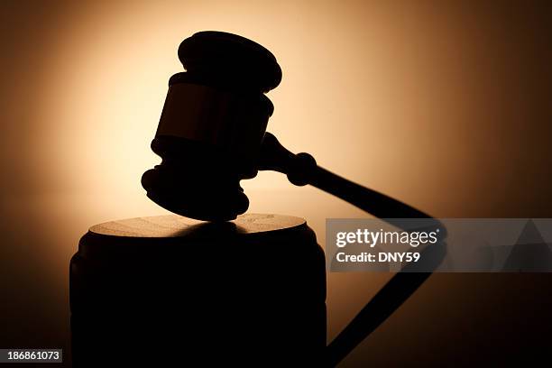 silhouette of gavel on sounding block - voorzittershamer stockfoto's en -beelden