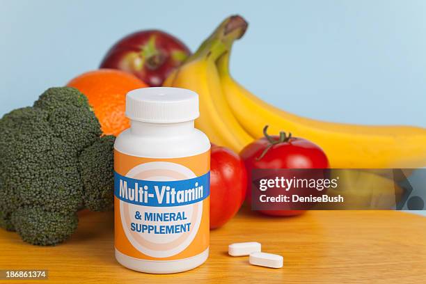 multi-vitaminas con frutas y vegetales - vitamina fotografías e imágenes de stock