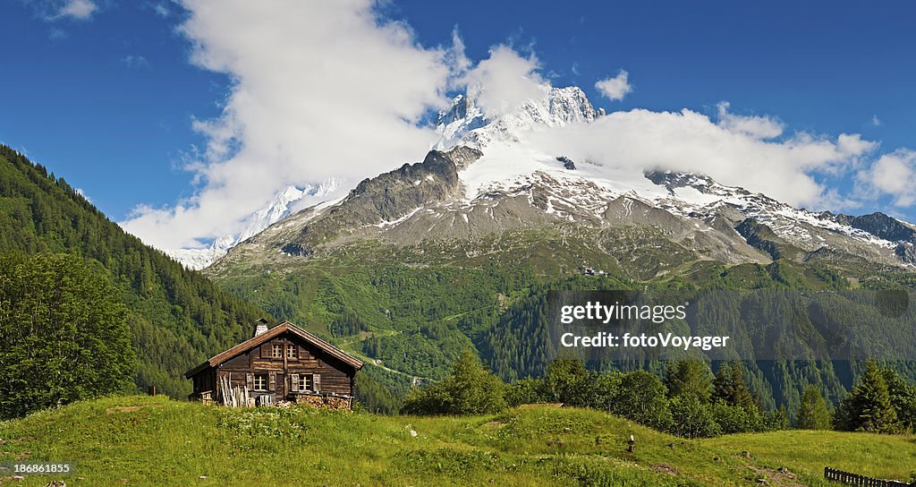 Idyllische alpinen chalet Sommer Bergwiese panorama der Alpen