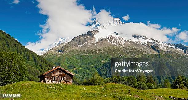 alpine idílico chalet de montaña de verano meadow vista panorámica de los alpes - chalé fotografías e imágenes de stock