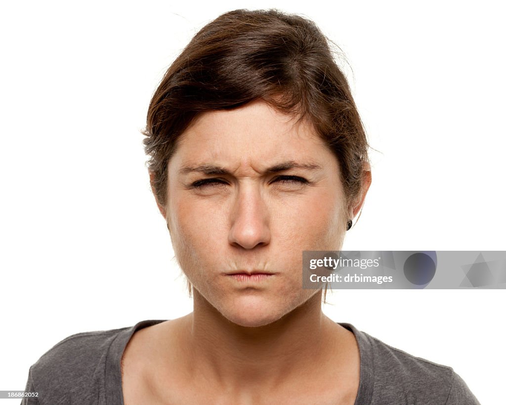 Com o cenho franzido difícil Jovem mulher Retrato de Close-Up