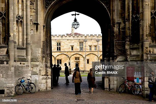 studenten in der oxford university - oxford stock-fotos und bilder